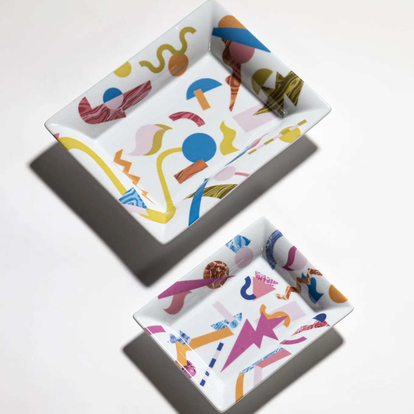 Alchimie set di posacenere e svuotatasche con decoro astratto