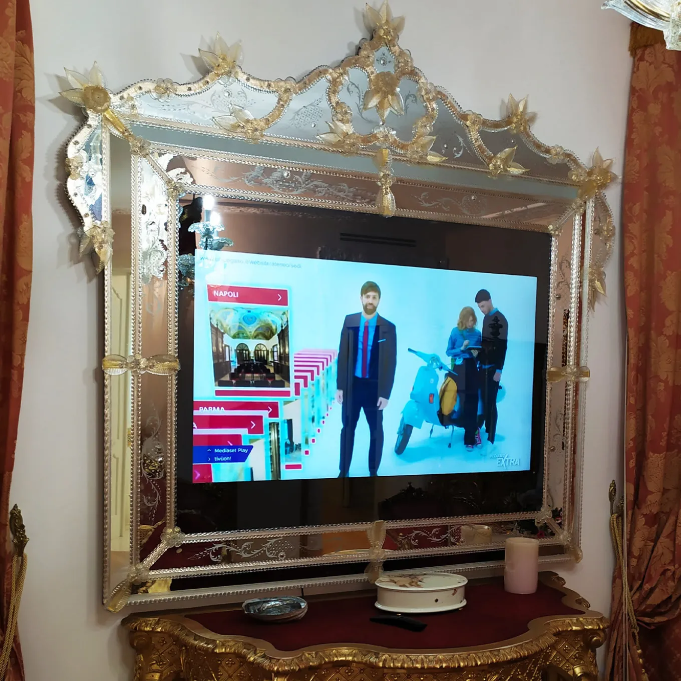 Andrea Polo Specchio in vetro di Murano con TV
