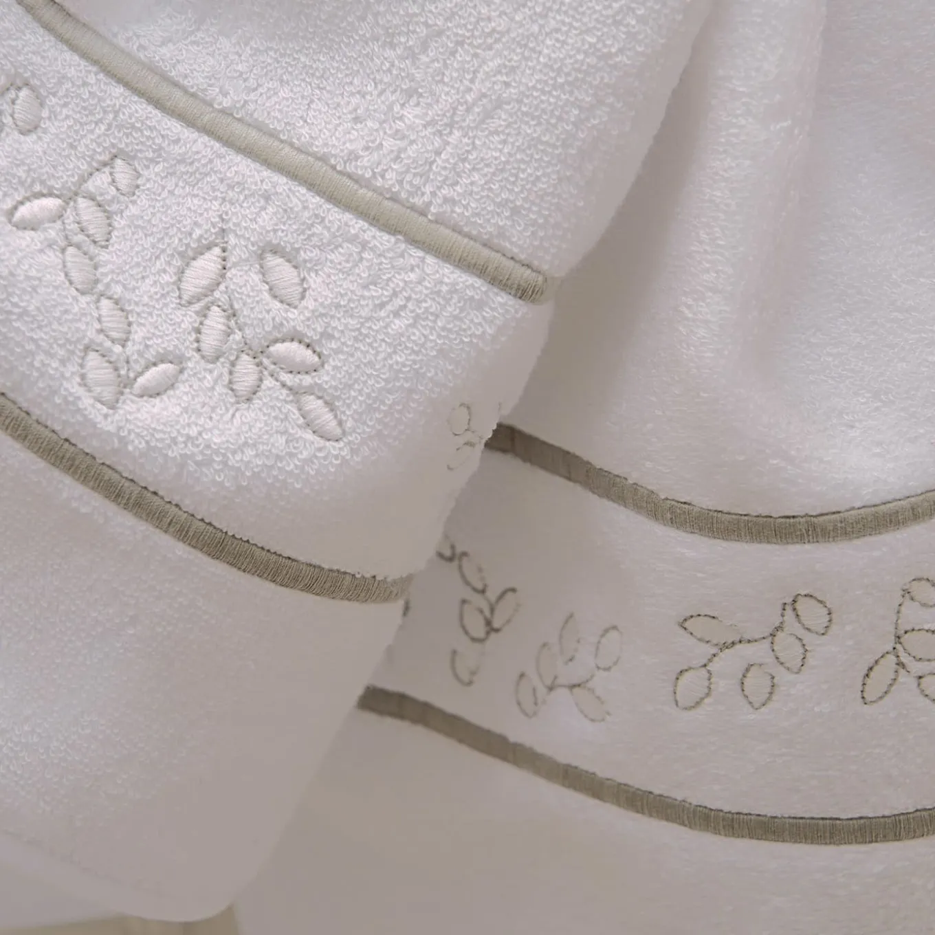 Asciugamano da bagno Roma White & Silver Olive