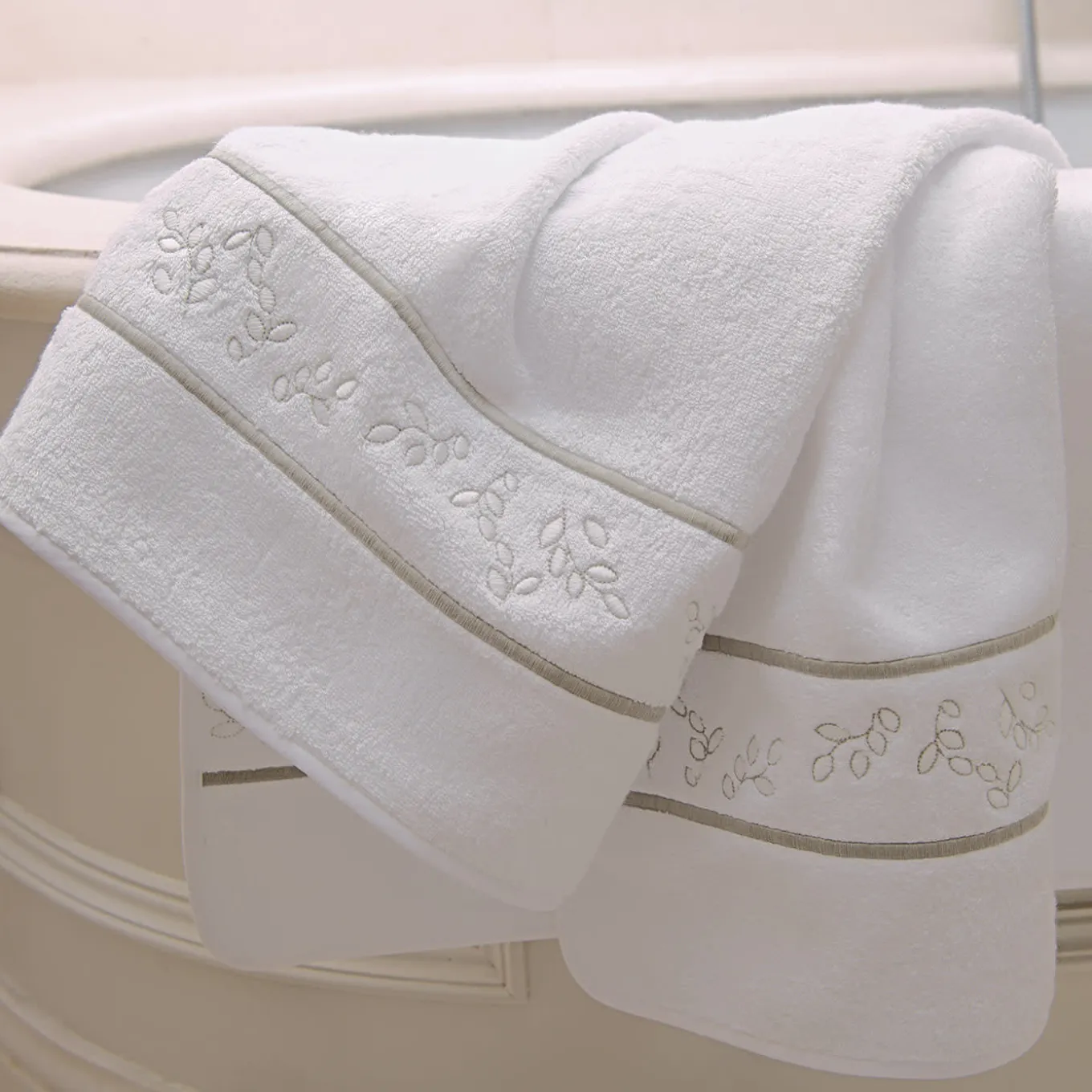 Asciugamano da bagno Roma White & Silver Olive