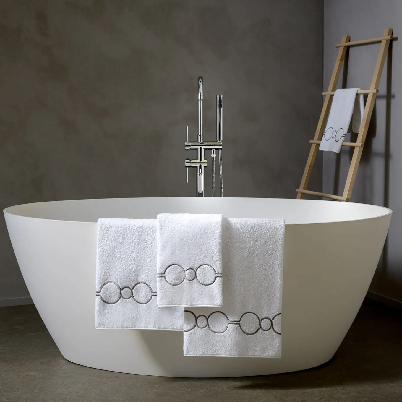 Asciugamano da bagno Shangri-La rosa e bianco