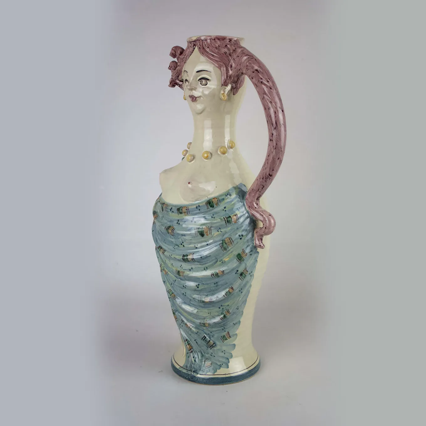 Brocca in ceramica con donna dai capelli rossi