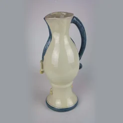 Brocca in ceramica con donna dai capelli blu