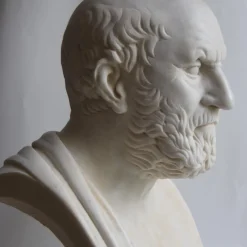 Busto di Ippocrate bianco di Carrara
