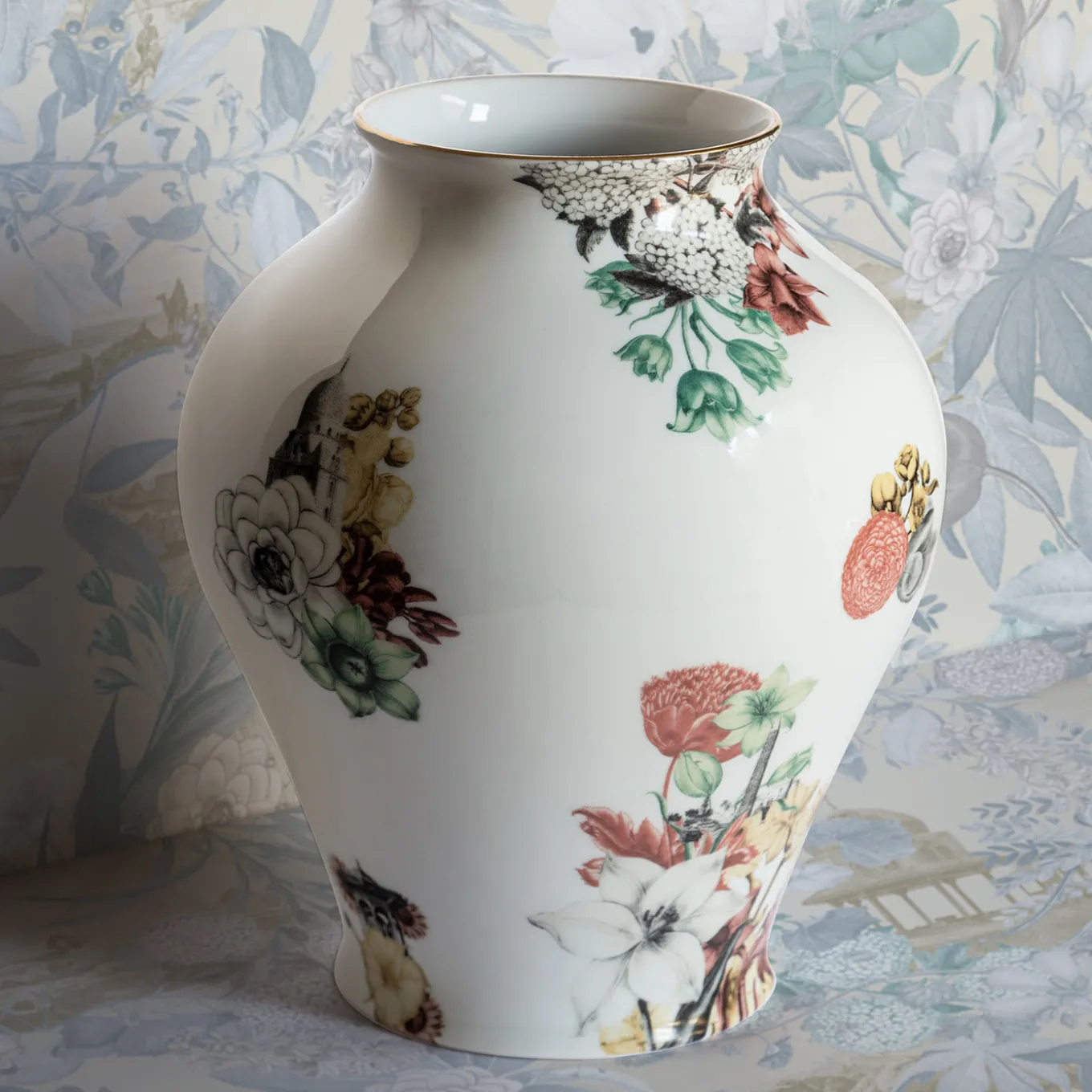 Cairo Vaso in porcellana ad anfora con fiori e architetture H27Cm