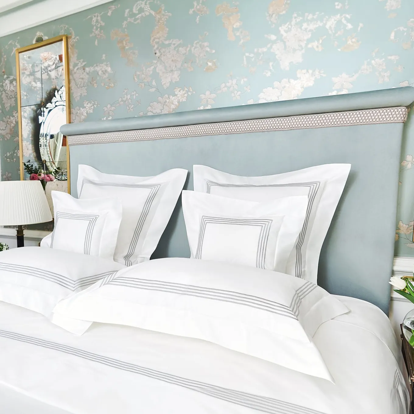 Camicie da letto Boudoir bianco e grigio chiaro di Four Generations