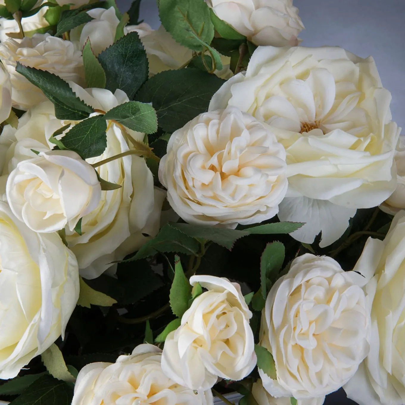 Camilla Roses Composizione floreale finta con vaso