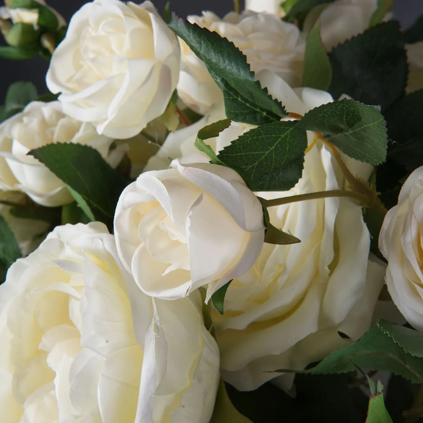 Camilla Roses Composizione floreale finta con vaso