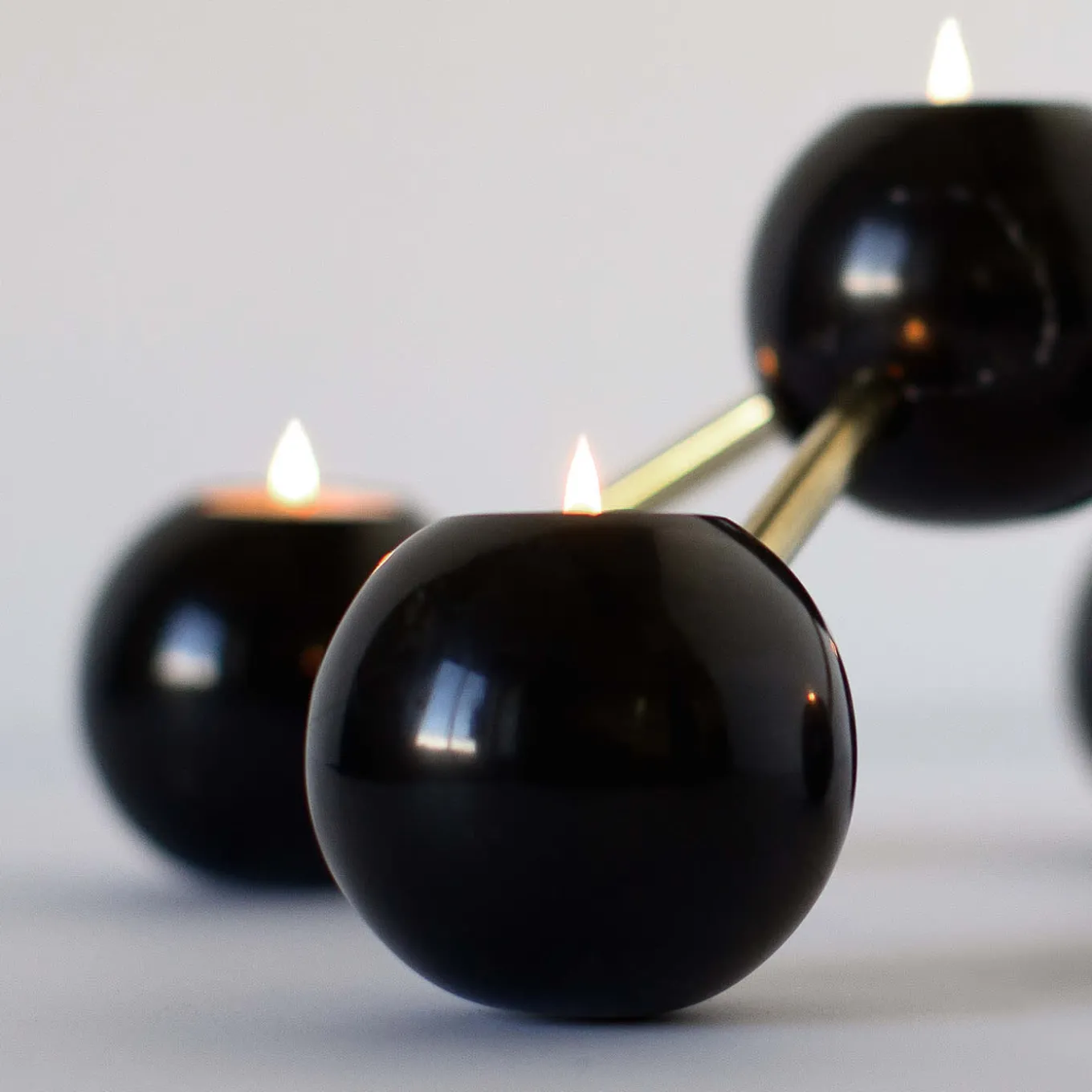 Candelabro a 11 sfere in marmo portoro nero Bramante di ADL Atelier Design Lab