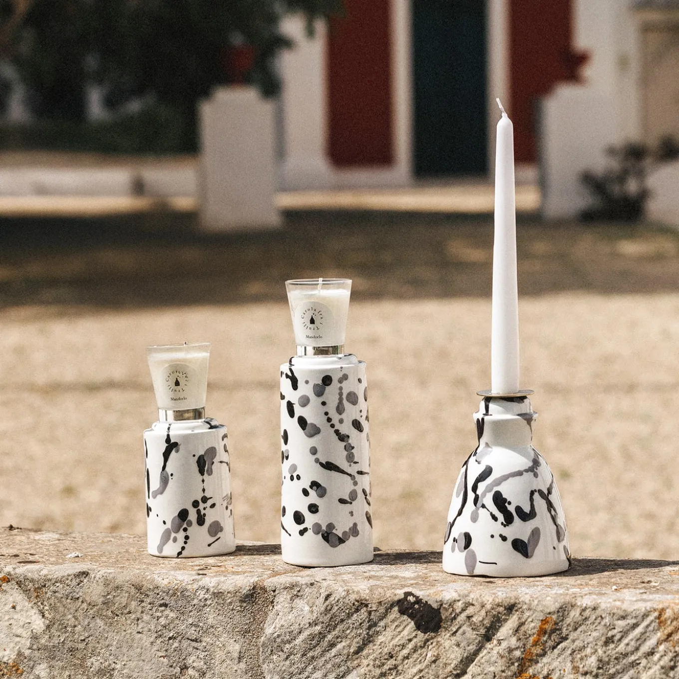 Candeliere in ceramica bianco e nero con 4 candele profumate