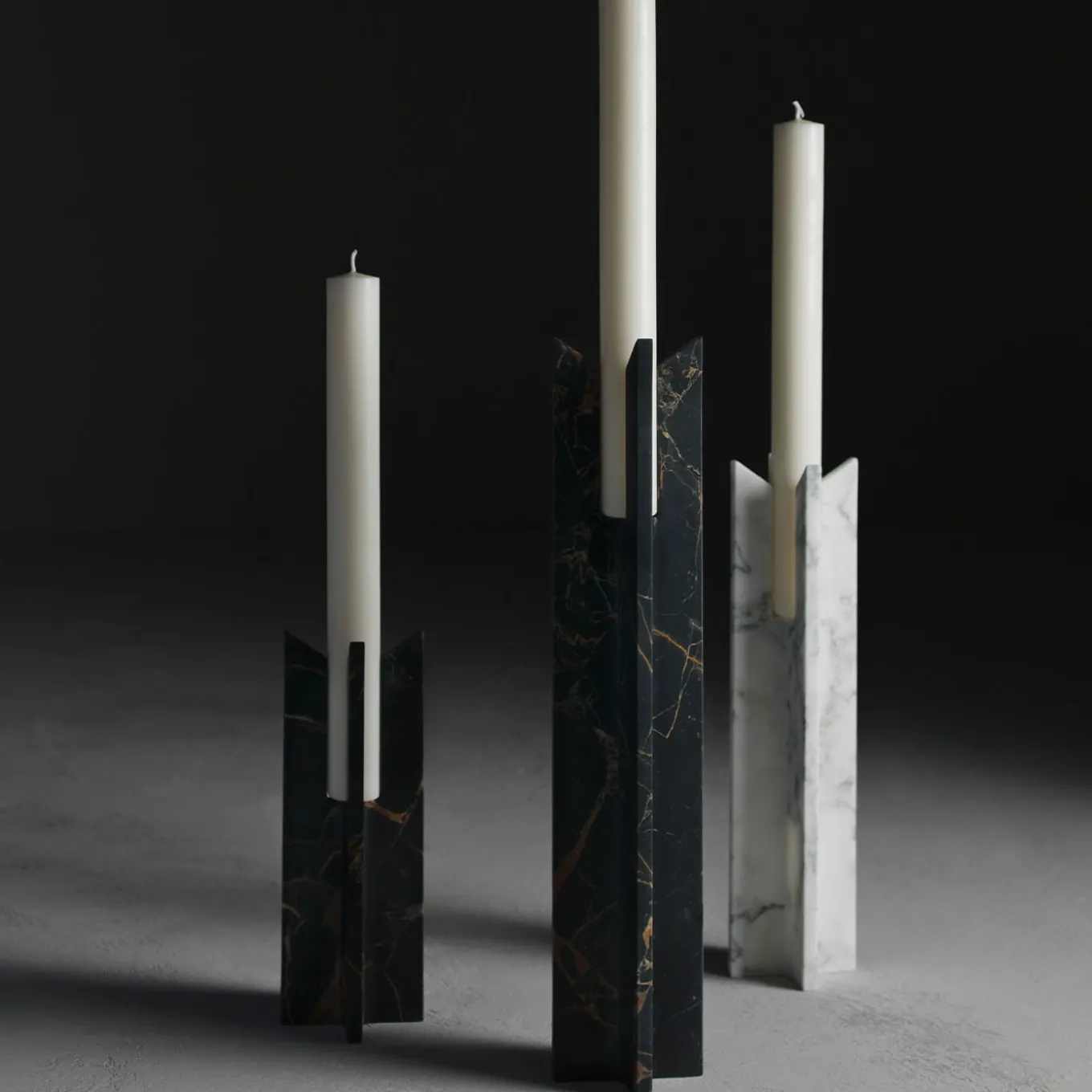 Candeliere in marmo nero e oro Trinity S