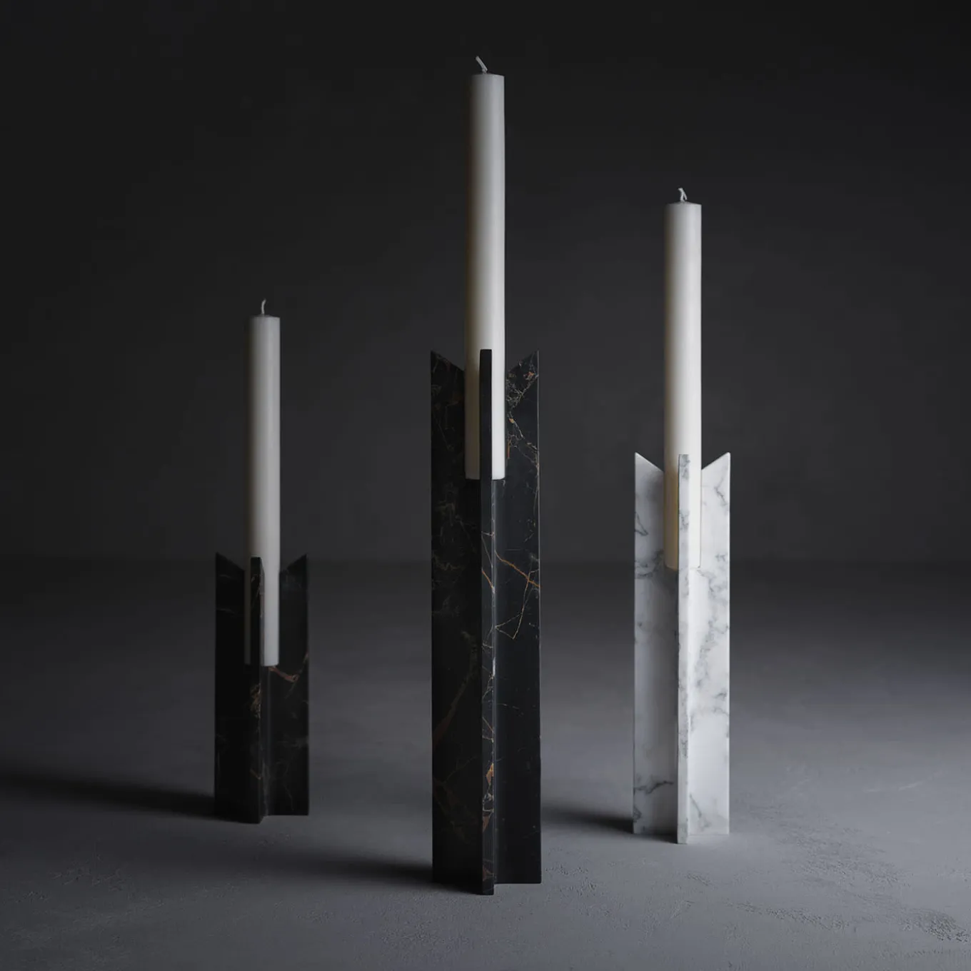 Candeliere Trinity L in marmo nero e oro