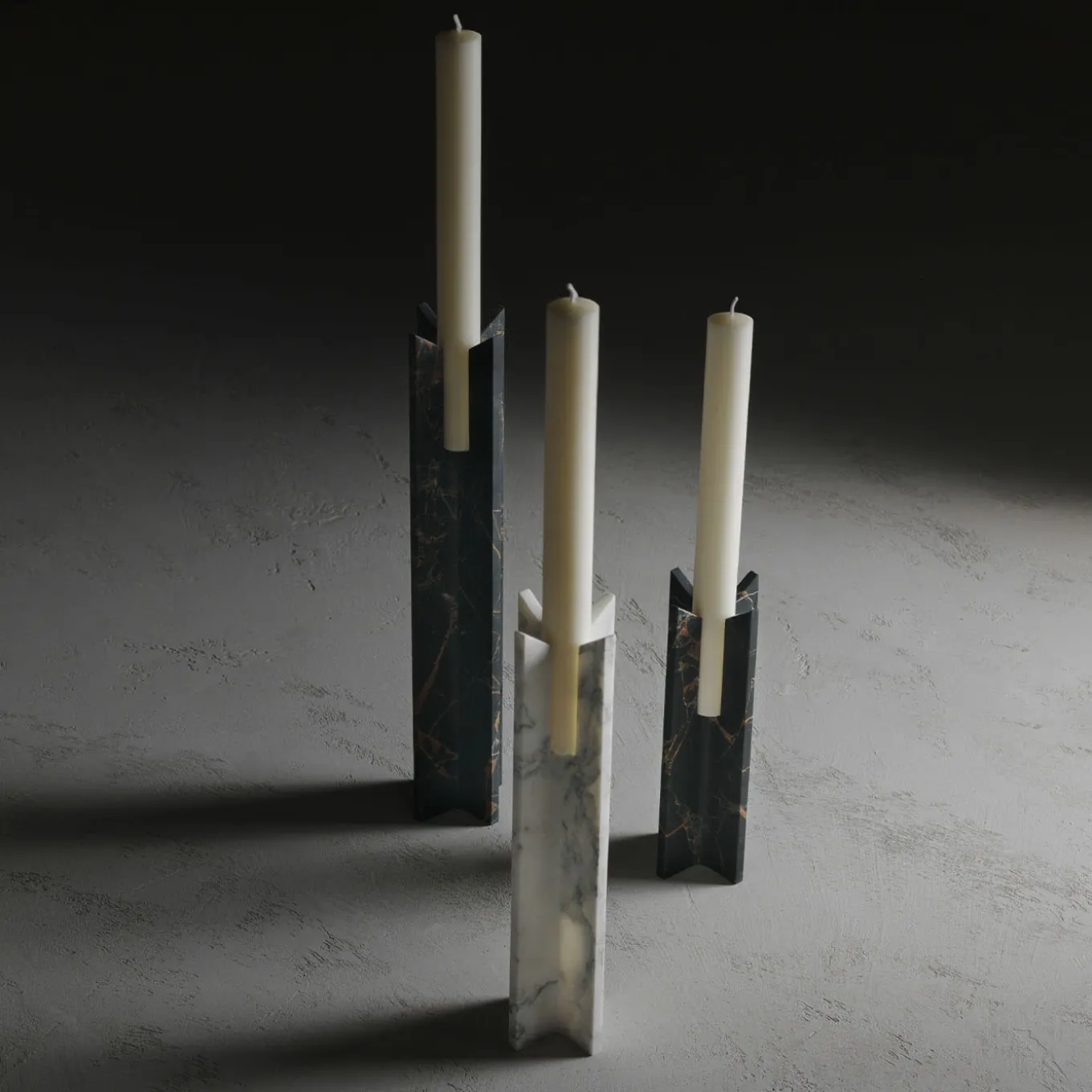 Candeliere Trinity L in marmo nero e oro