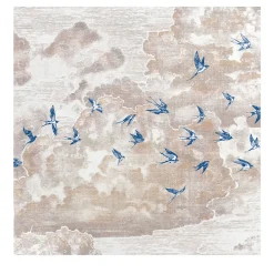 Carta da Parati Incisa a Mano con Rondini Blu e Cielo Pastello