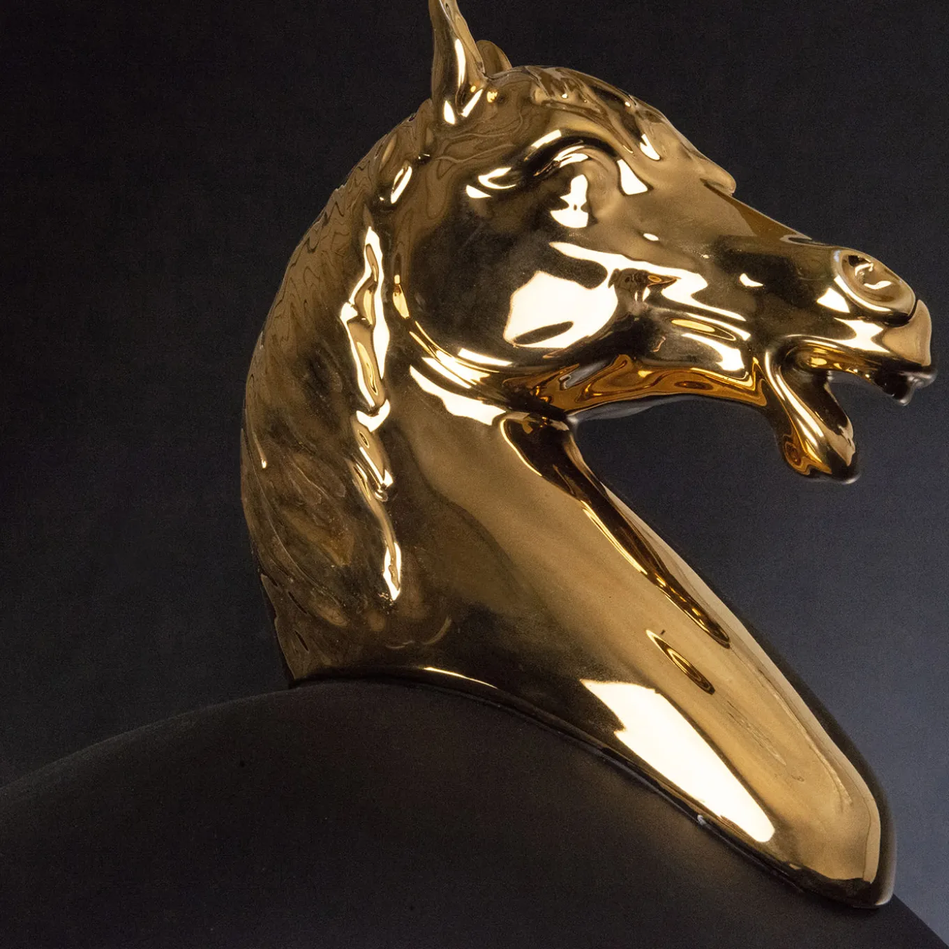 Cavallo Grande Vaso nero e oro lucido