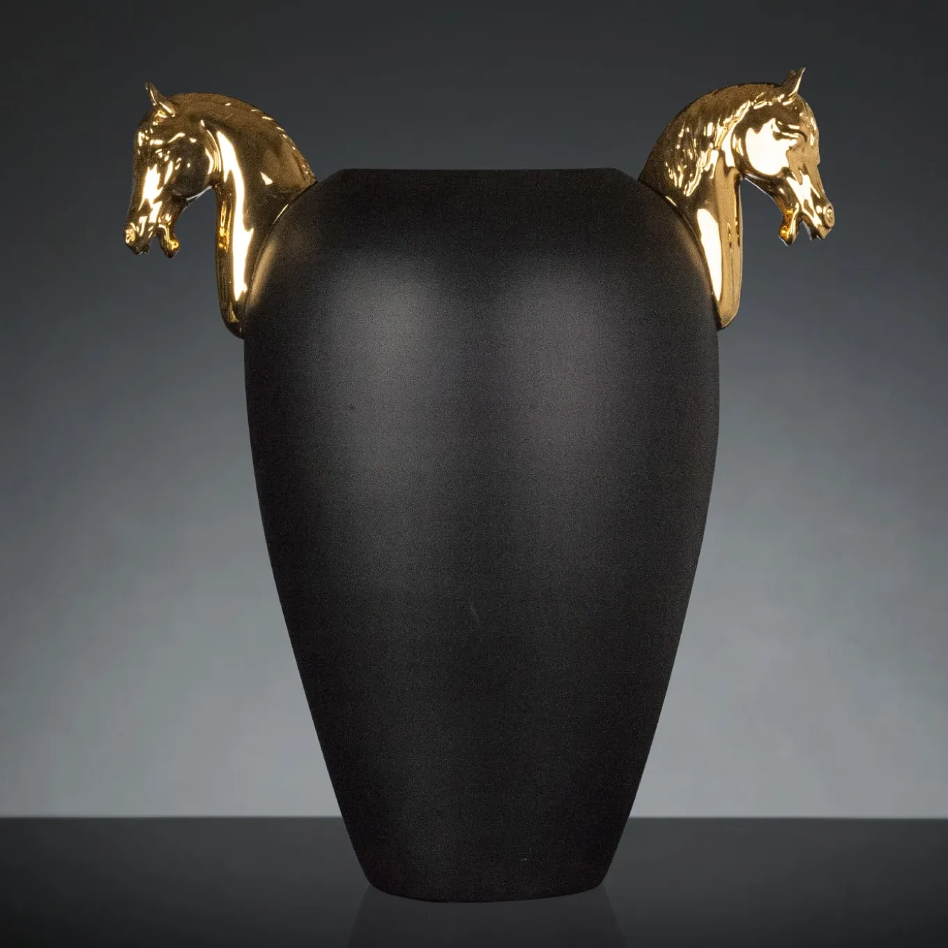 Cavallo Grande Vaso nero e oro lucido