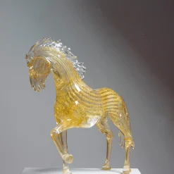 Cavallo rampante grande in vetro dorato