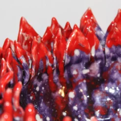 Centrotavola decorativo in ceramica rosso e viola Acantha