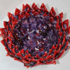 Centrotavola decorativo in ceramica rosso e viola Acantha