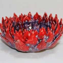 Centrotavola decorativo in ceramica rosso e viola Acantha