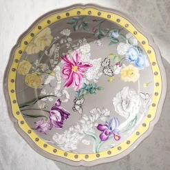 Centrotavola grigio con giardino di iris