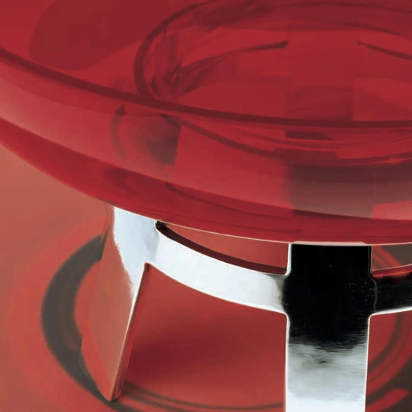 Centrotavola rosso in edizione limitata di Ettore Sottsass
