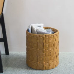 Cestino intrecciato cilindrico ocra di Oscar Maschera