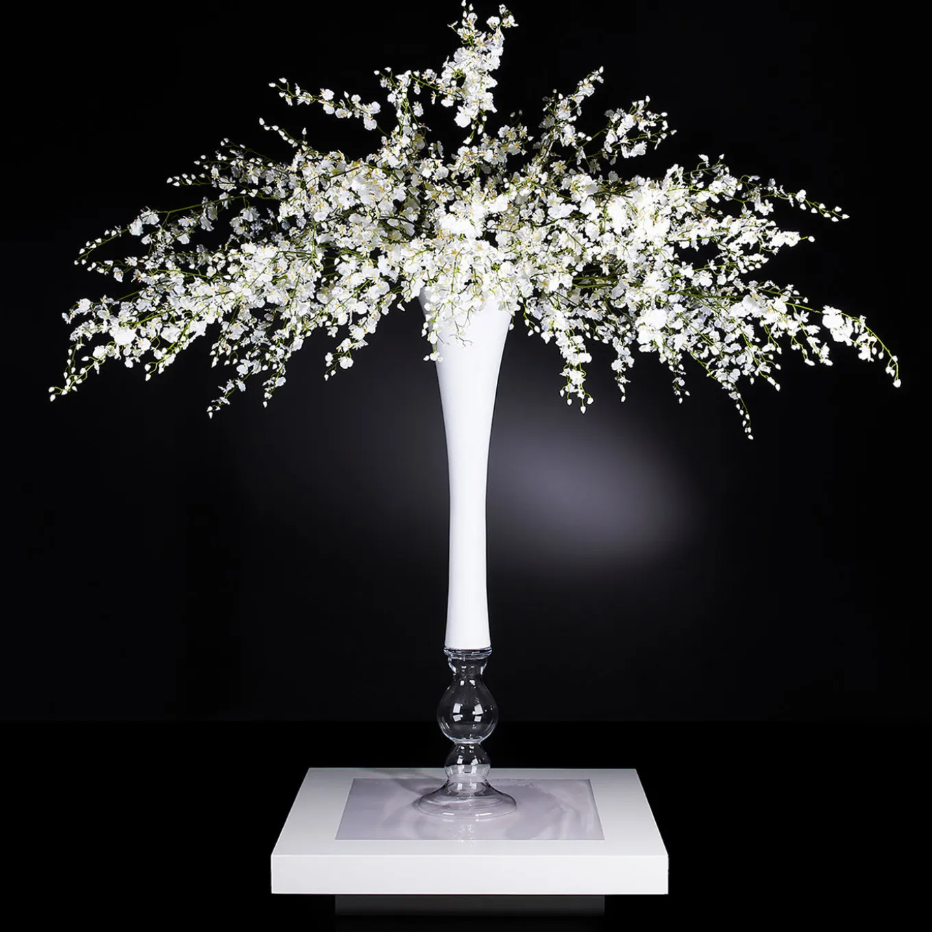Composizione floreale bianca Sayonara con vaso bianco