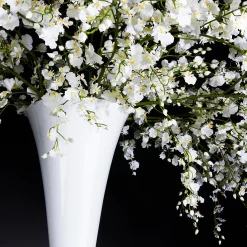 Composizione floreale bianca Sayonara con vaso bianco