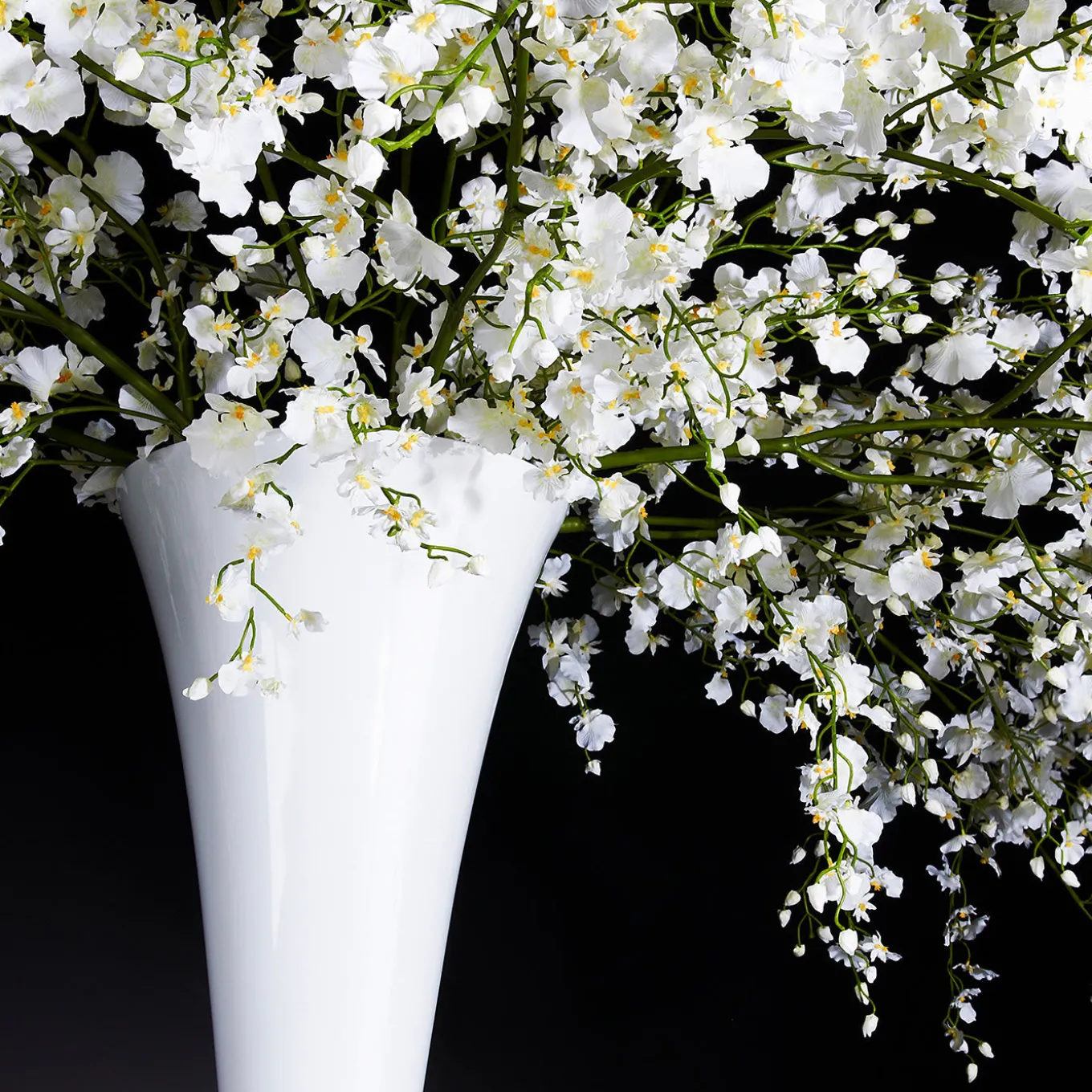 Composizione floreale bianca Sayonara con vaso bianco