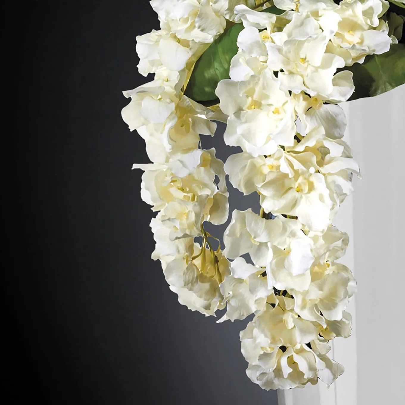 Composizione floreale finta Oslo con vaso bianco