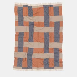 Coperta arancione con frange e motivi intrecciati