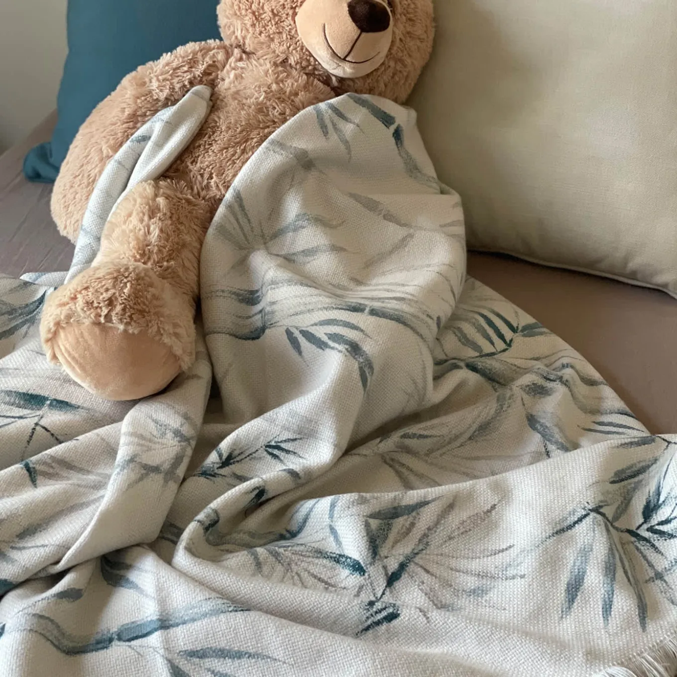 Coperta di bambù dipinta a mano con frange bianche e nere