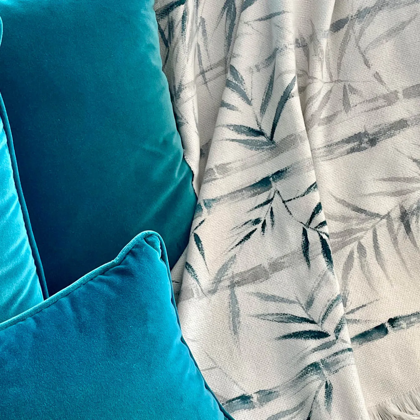 Coperta di bambù dipinta a mano con frange bianche e nere