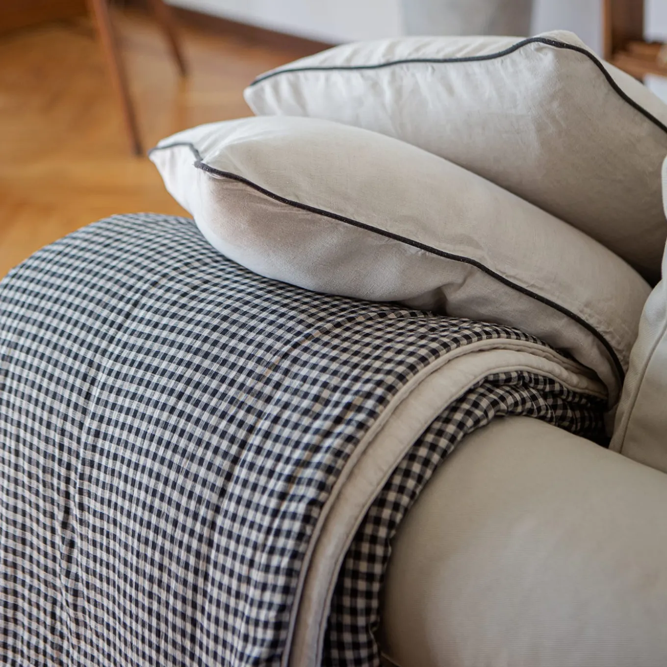 Coperta di lino a quadretti bianchi e neri con profili