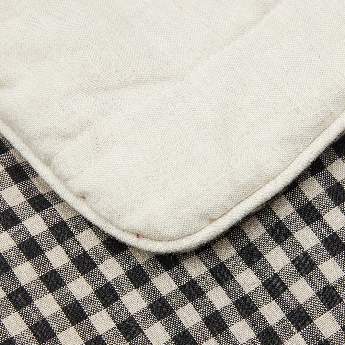 Coperta di lino a quadretti bianchi e neri con profili