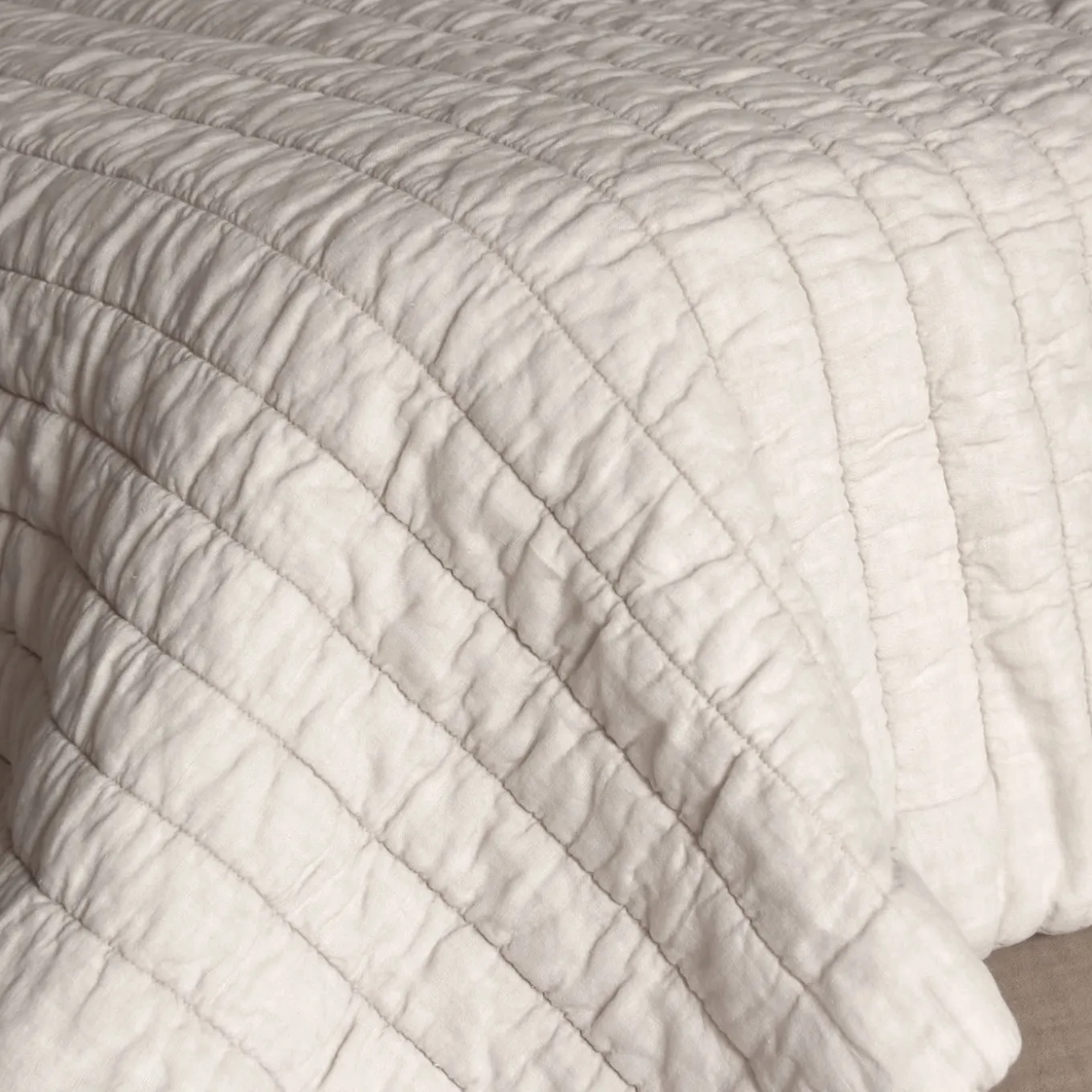 Coperta di lino bianca e ondulata