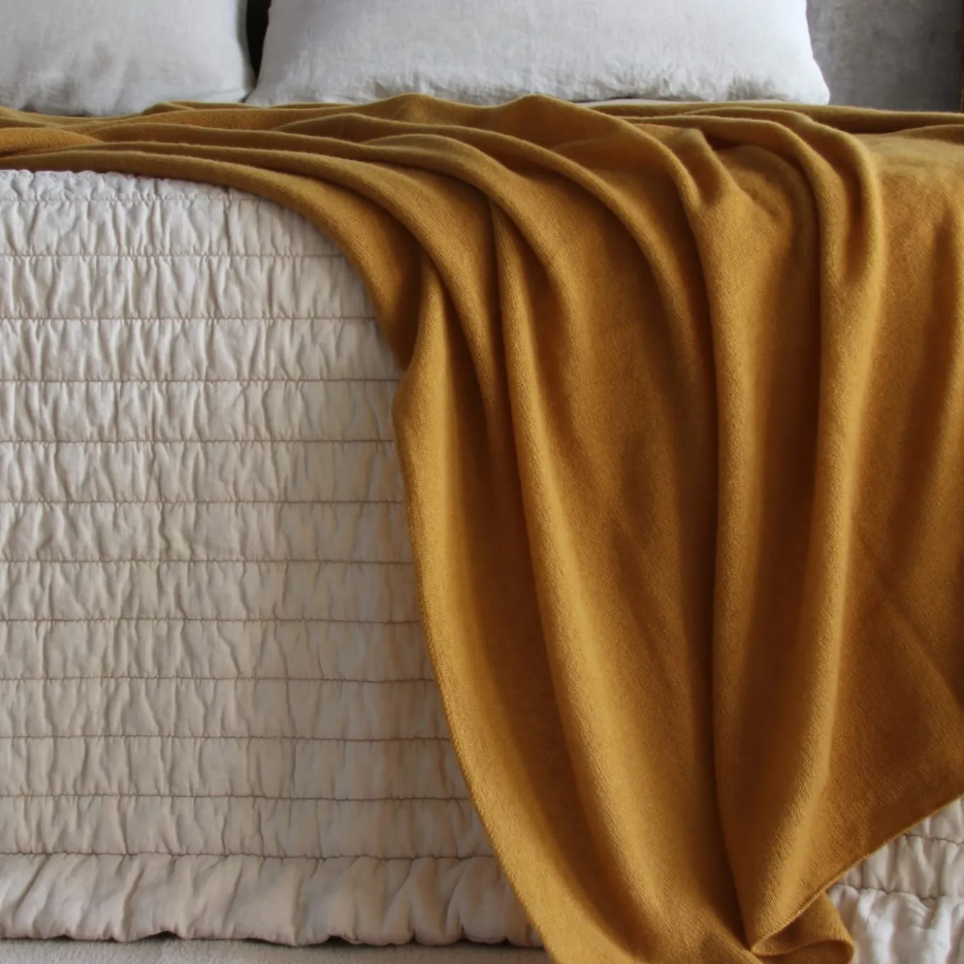 Coperta di lino bianca e ondulata
