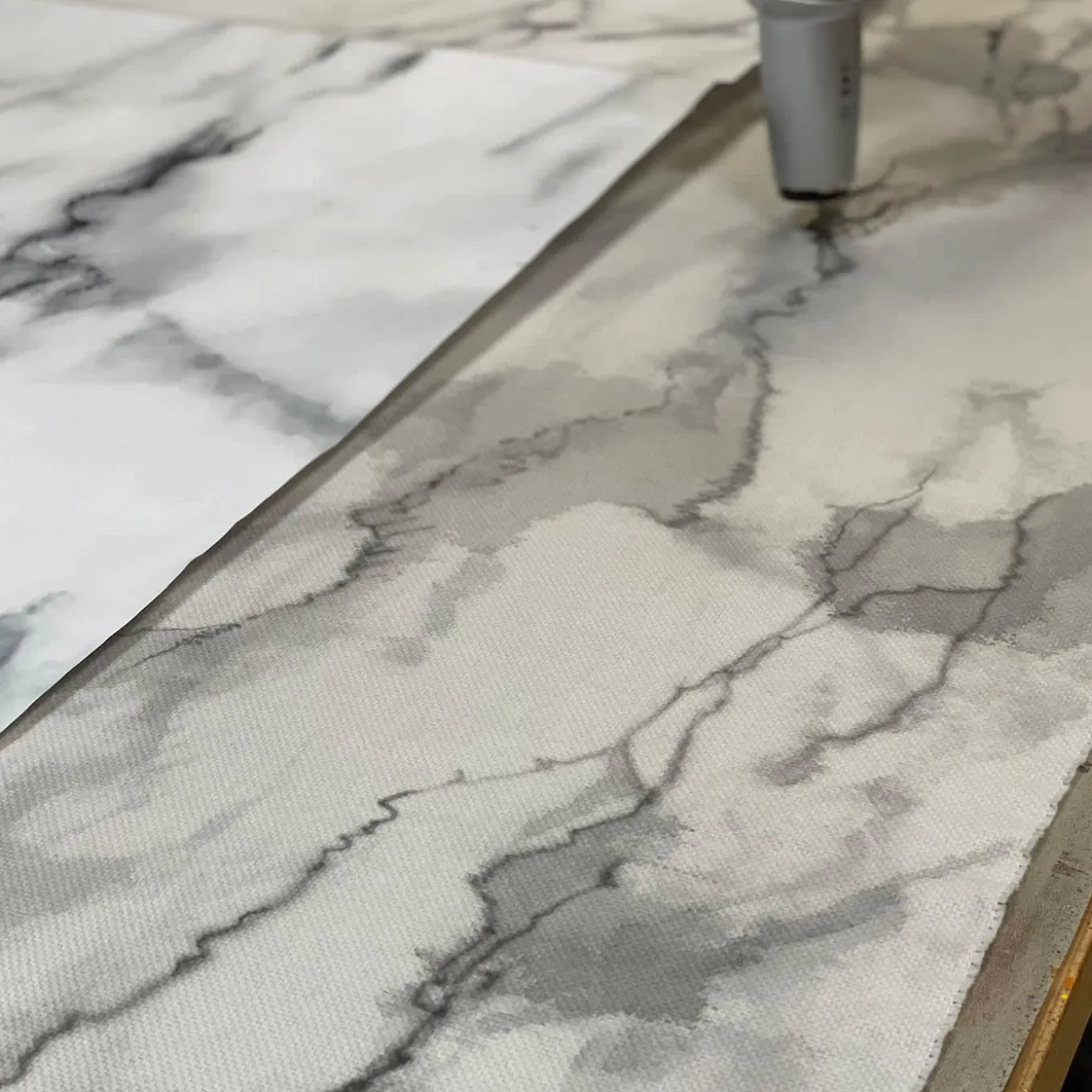 Coperta dipinta a mano grigia con frange Marmo