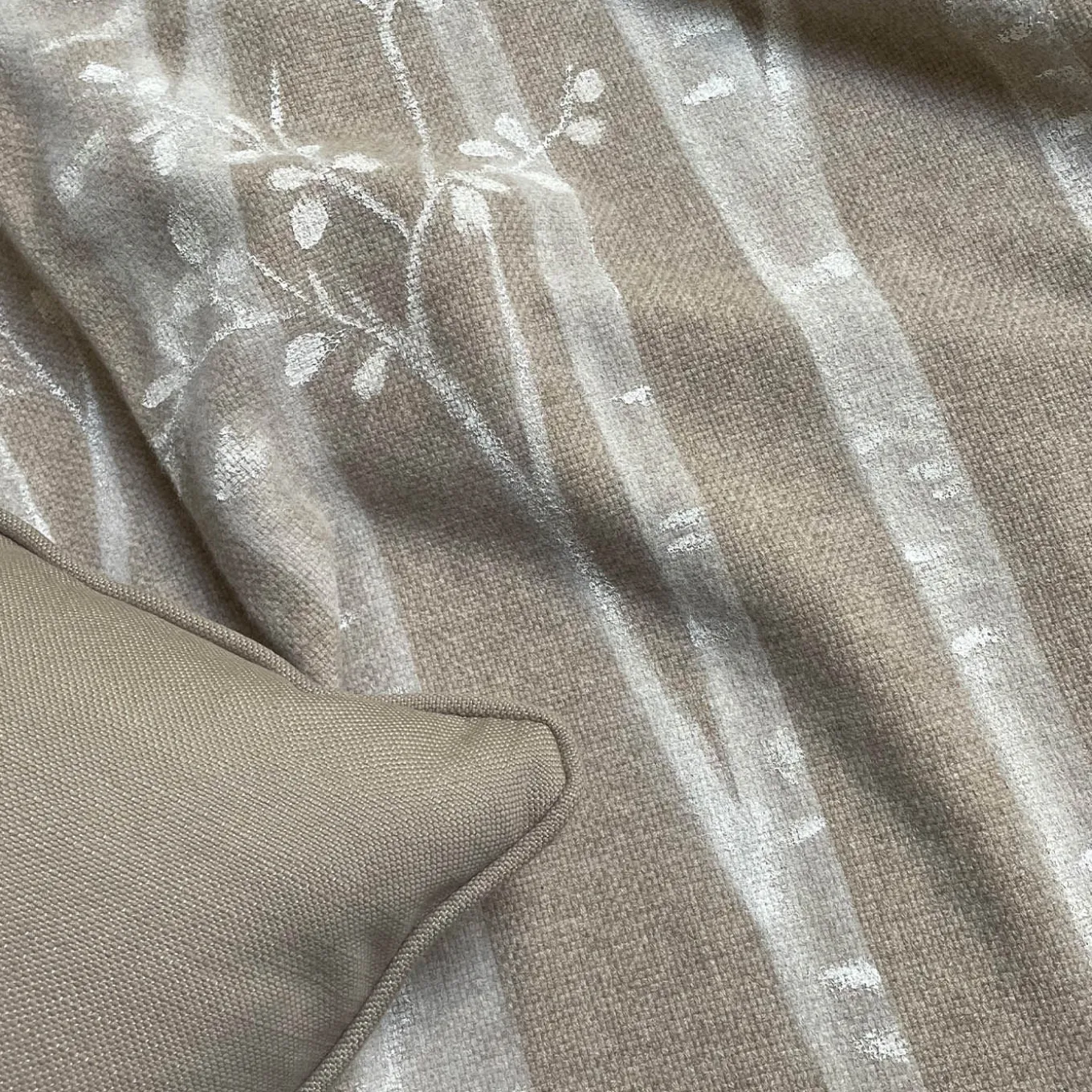 Coperta dipinta a mano marrone con frange Bosco