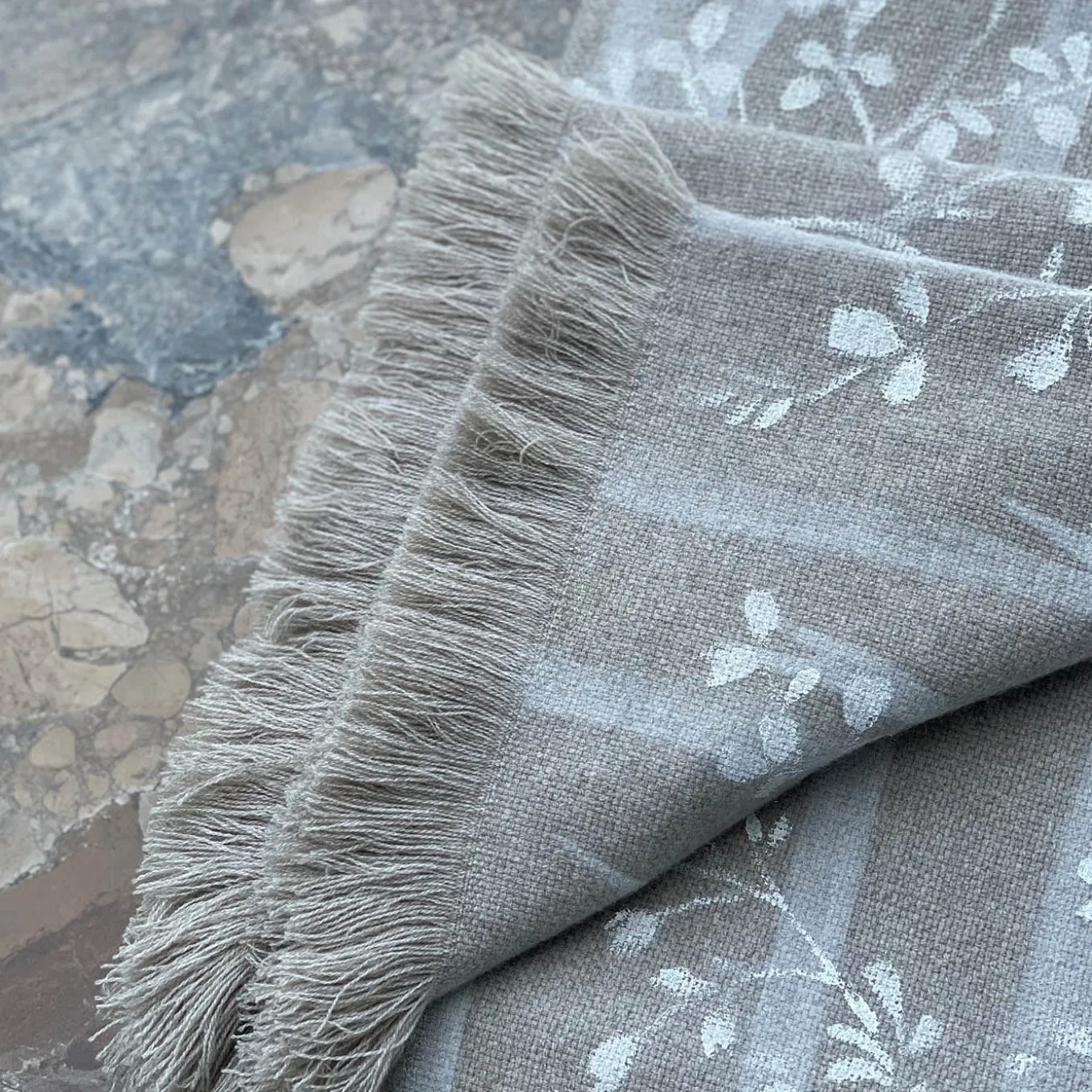 Coperta dipinta a mano marrone con frange Bosco