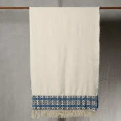 Coperta Feaci ricamata in bianco e blu