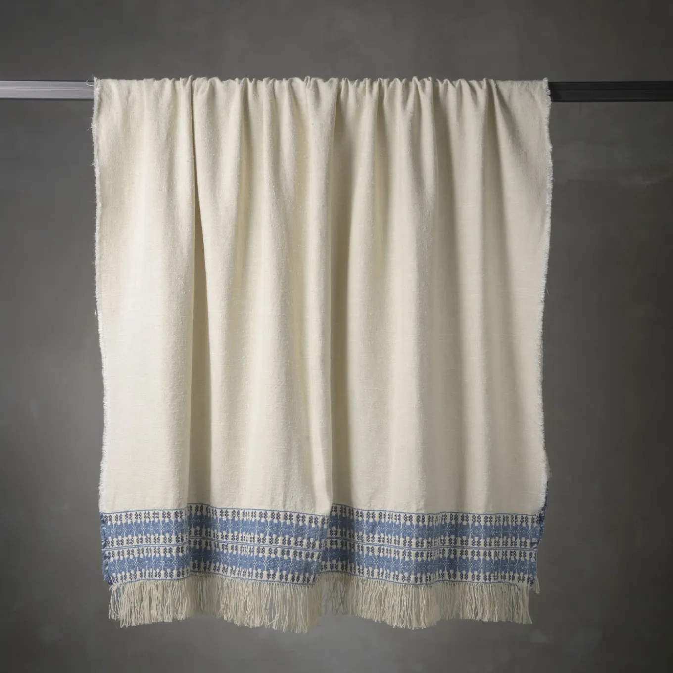 Coperta Feaci ricamata in bianco e blu