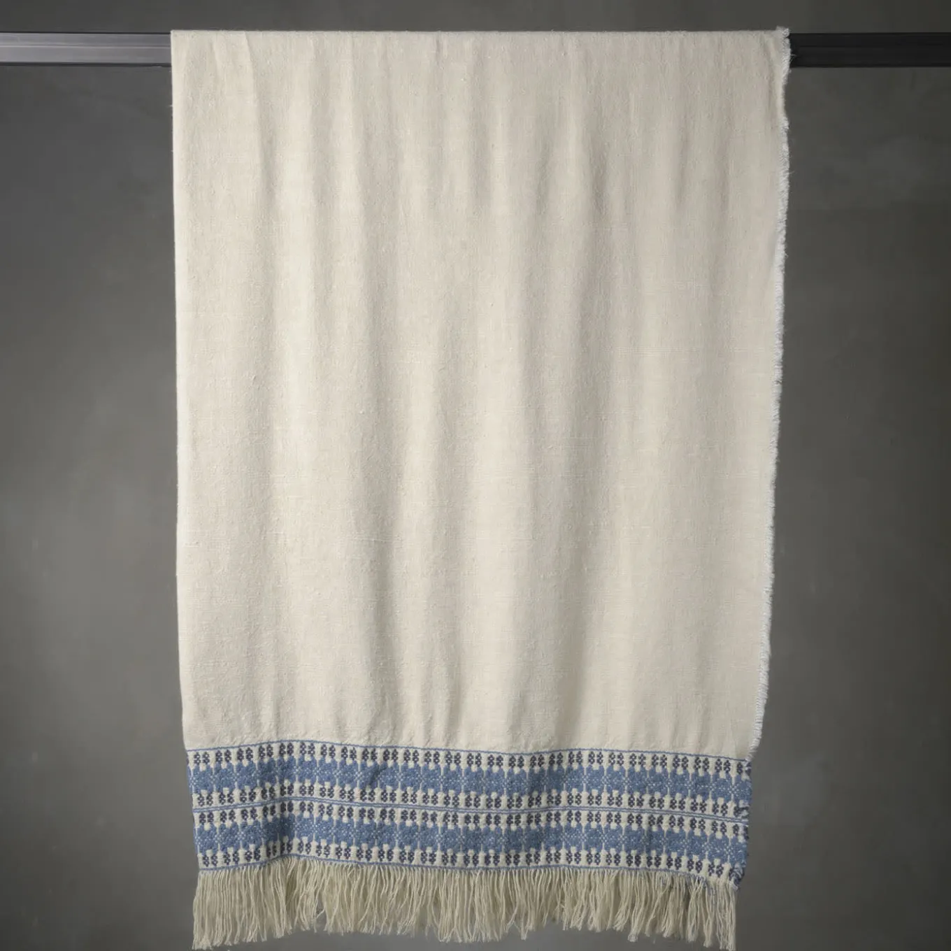 Coperta Feaci ricamata in bianco e blu
