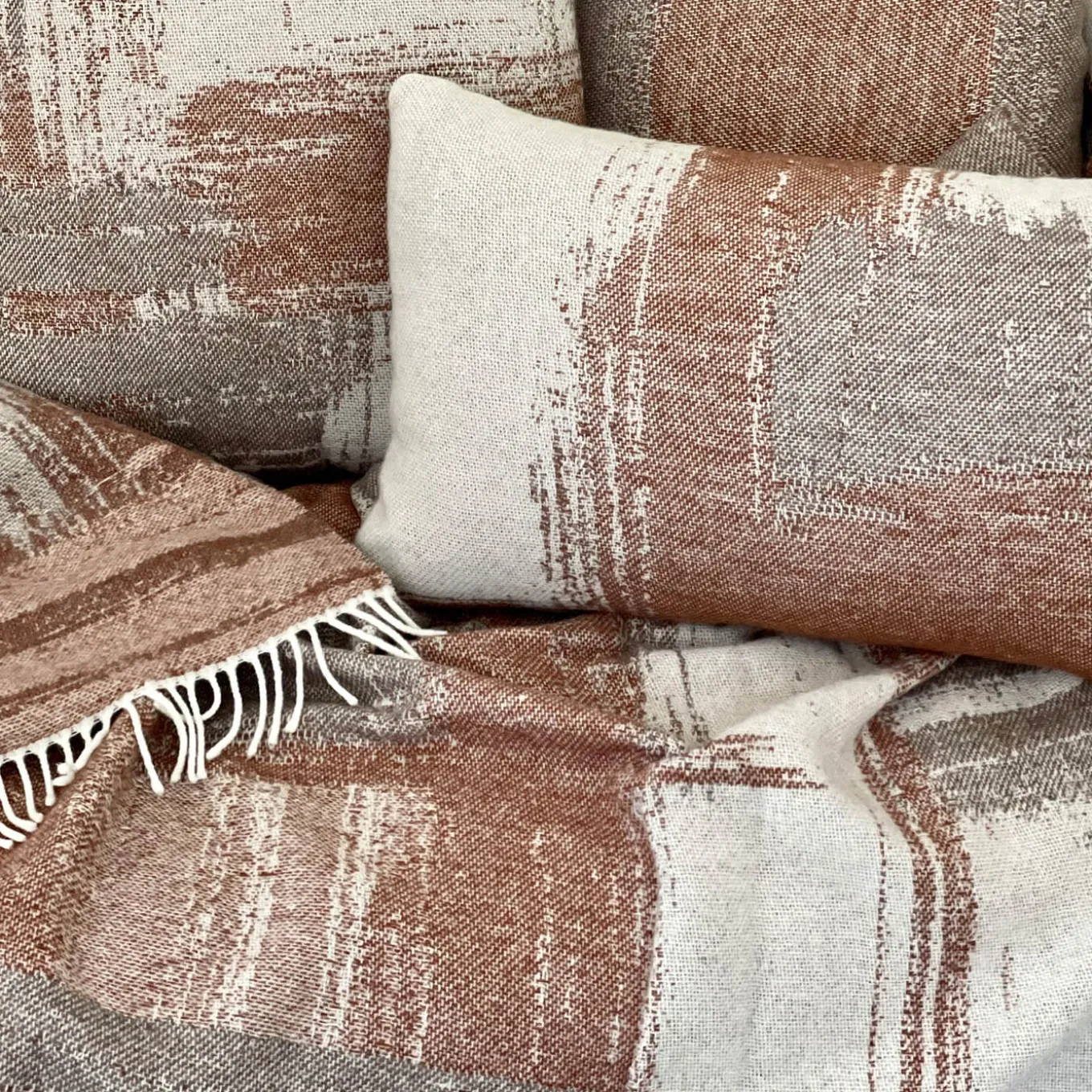 Coperta Graffiti con frange marrone e beige