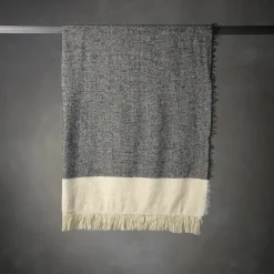 Coperta Hela con frange grigio scuro e beige