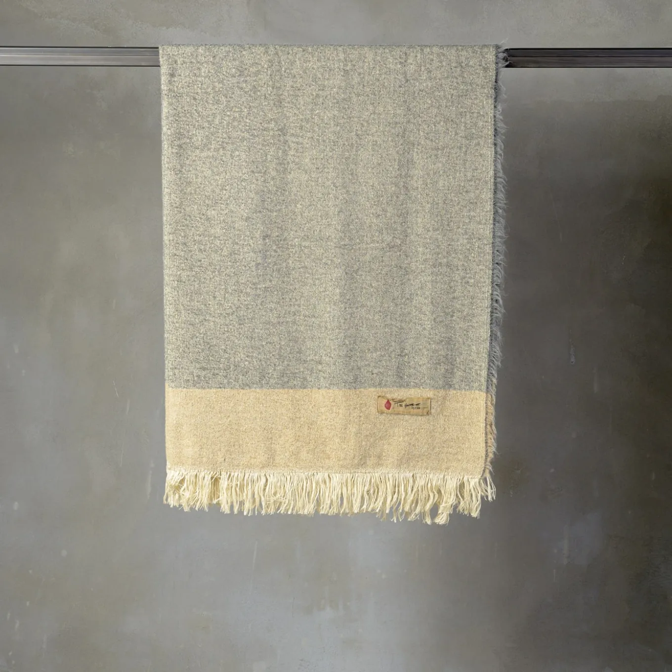 Coperta Hela con frange grigio chiaro e beige