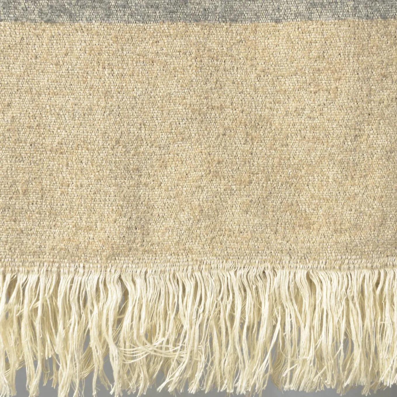 Coperta Hela con frange grigio chiaro e beige