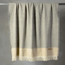 Coperta Hela con frange grigio chiaro e beige