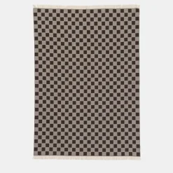 Coperta marrone con frange e motivo a scacchiera